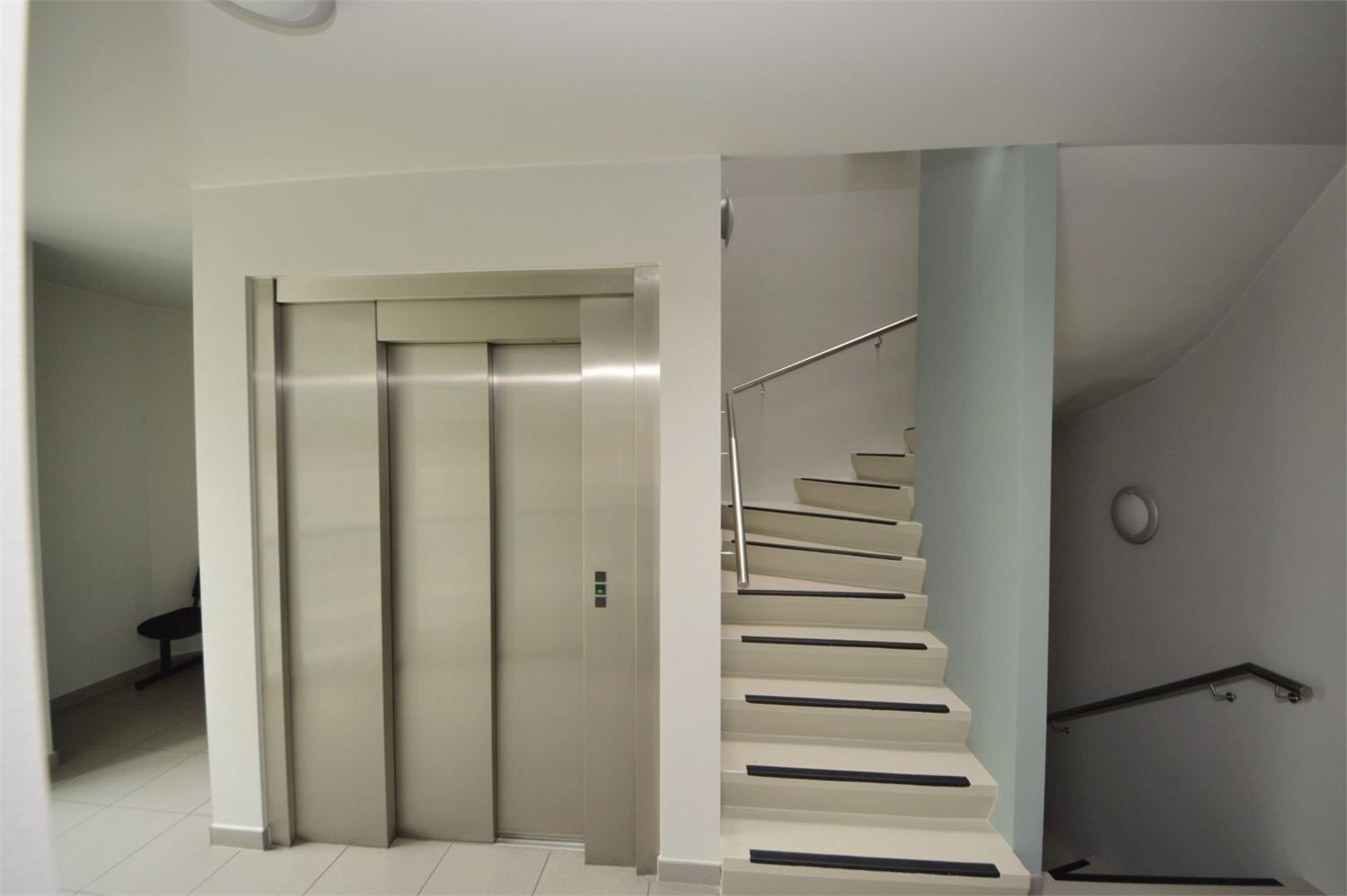 INSTAPKLAAR KANTOOR MET 6 PRIVE PARKEERPLAATSEN NABIJ E40 KAREELSTRAAT foto 2