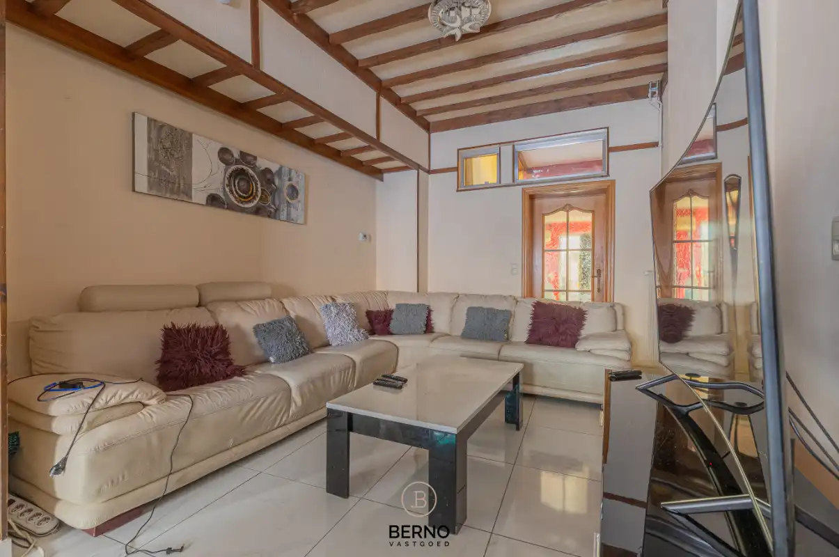 Op te frissen woning met koer foto 3