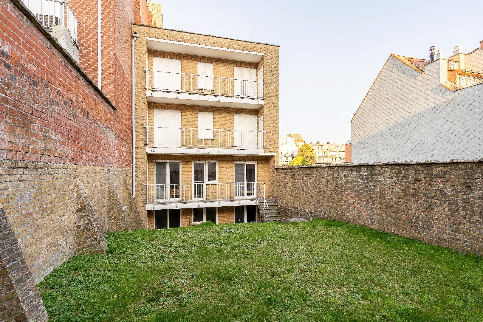 Te renoveren appartement gelegen in een kleinschalige residentie in een zijstraat van de Dumortierlaan. foto 4
