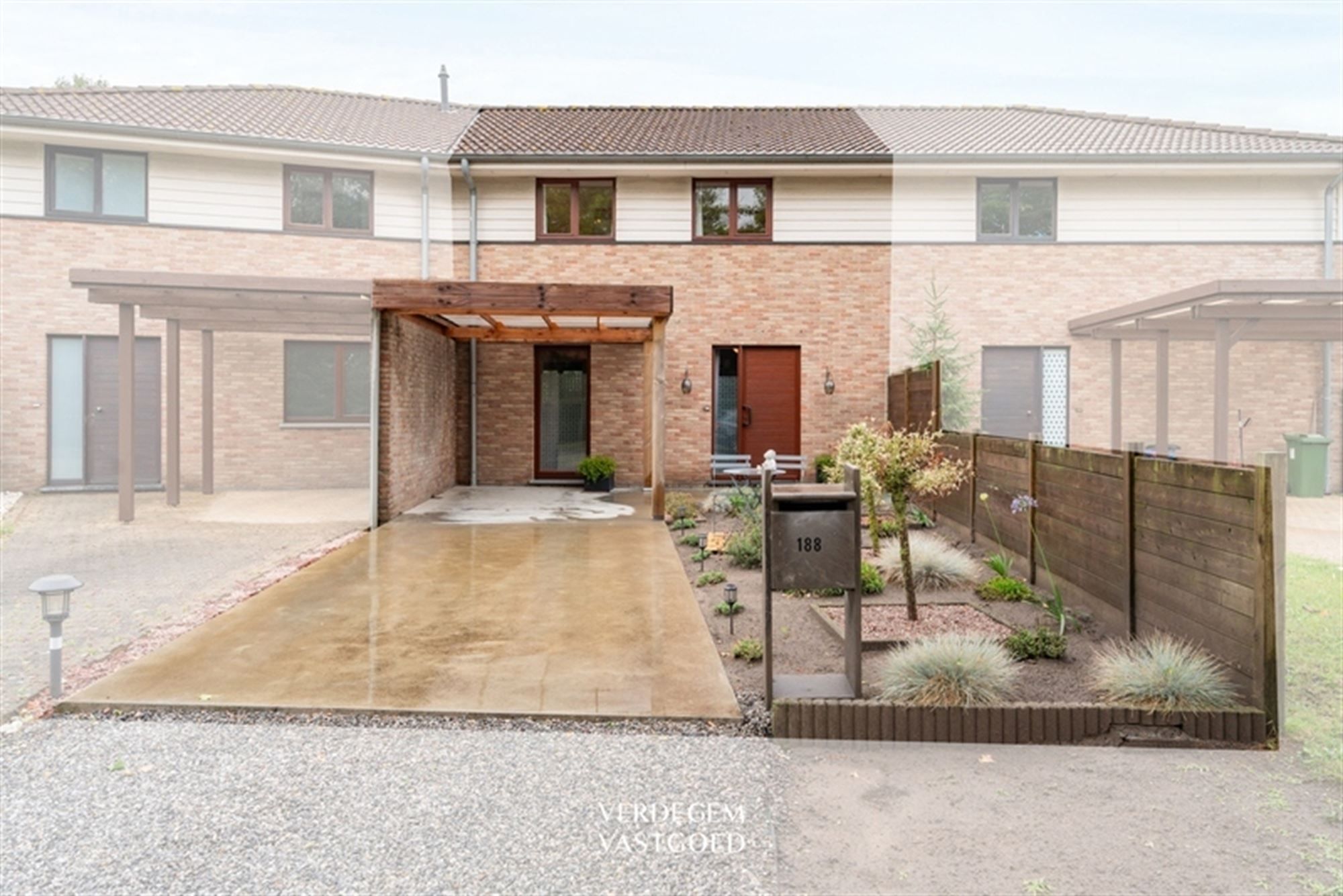 Instapklare woning met 3 slaapkamers, carport en fijne tuin foto {{pictureIndex}}