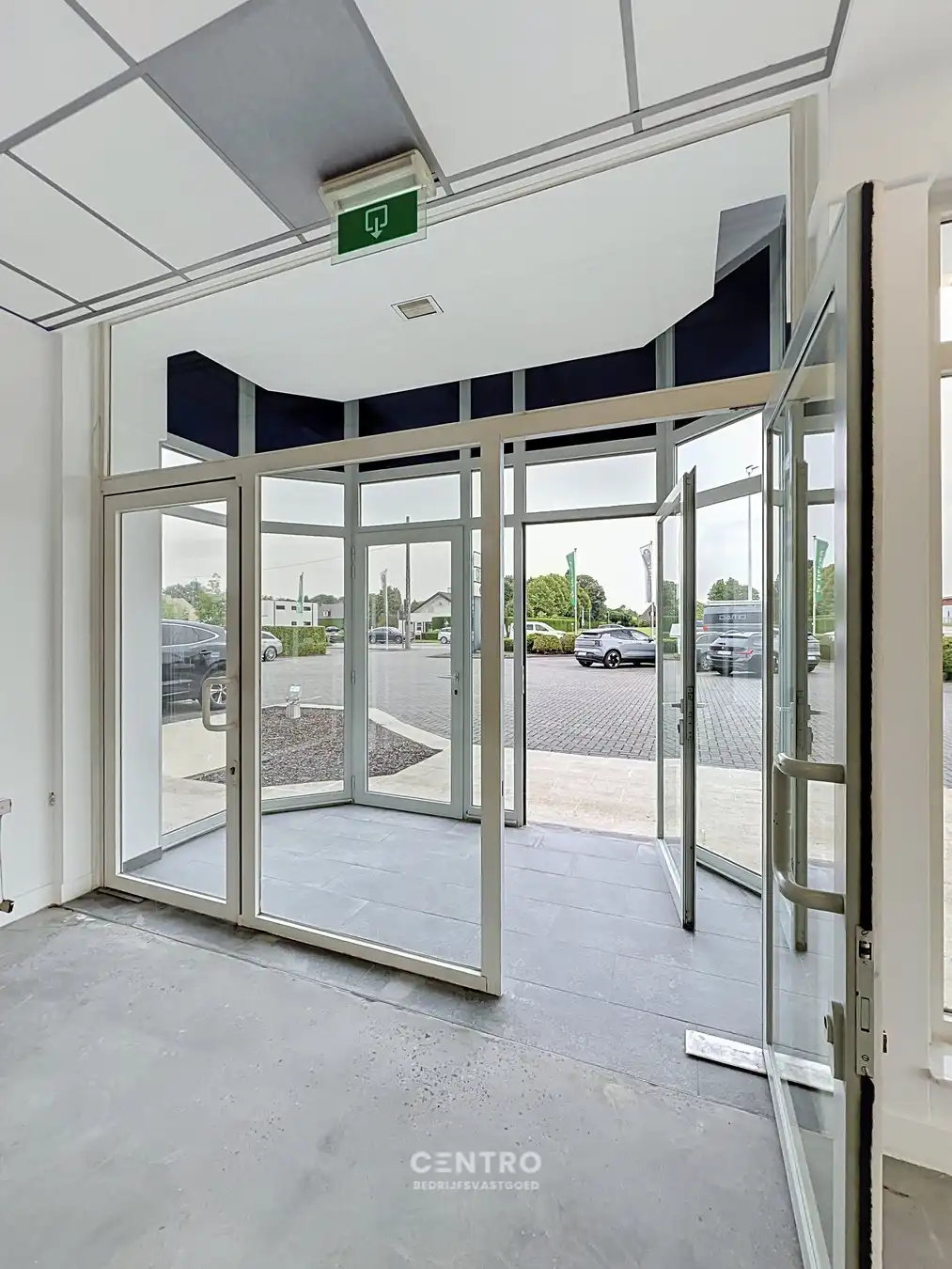 Schitterend gelegen KANTOOR/WINKELRUIMTE (AAA-locatie met TOP visibiliteit !) te Roeselare. foto 2