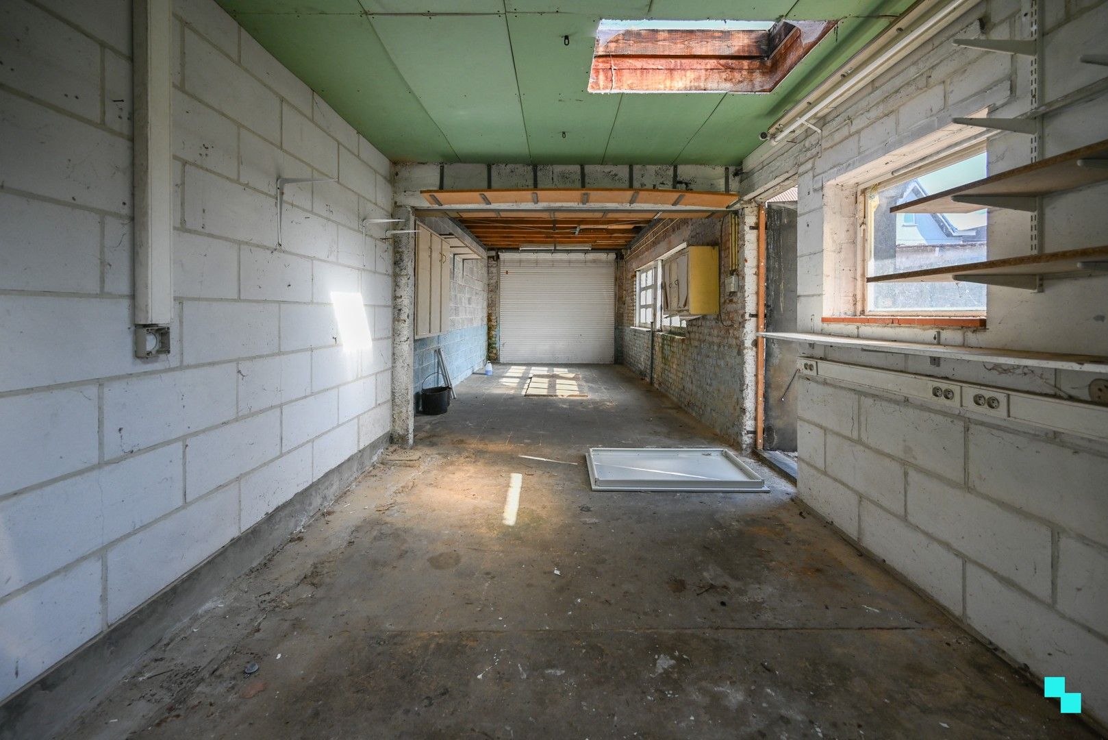 Ruime, te renoveren ééngezinswoning met achteruitweg te Emelgem foto 30