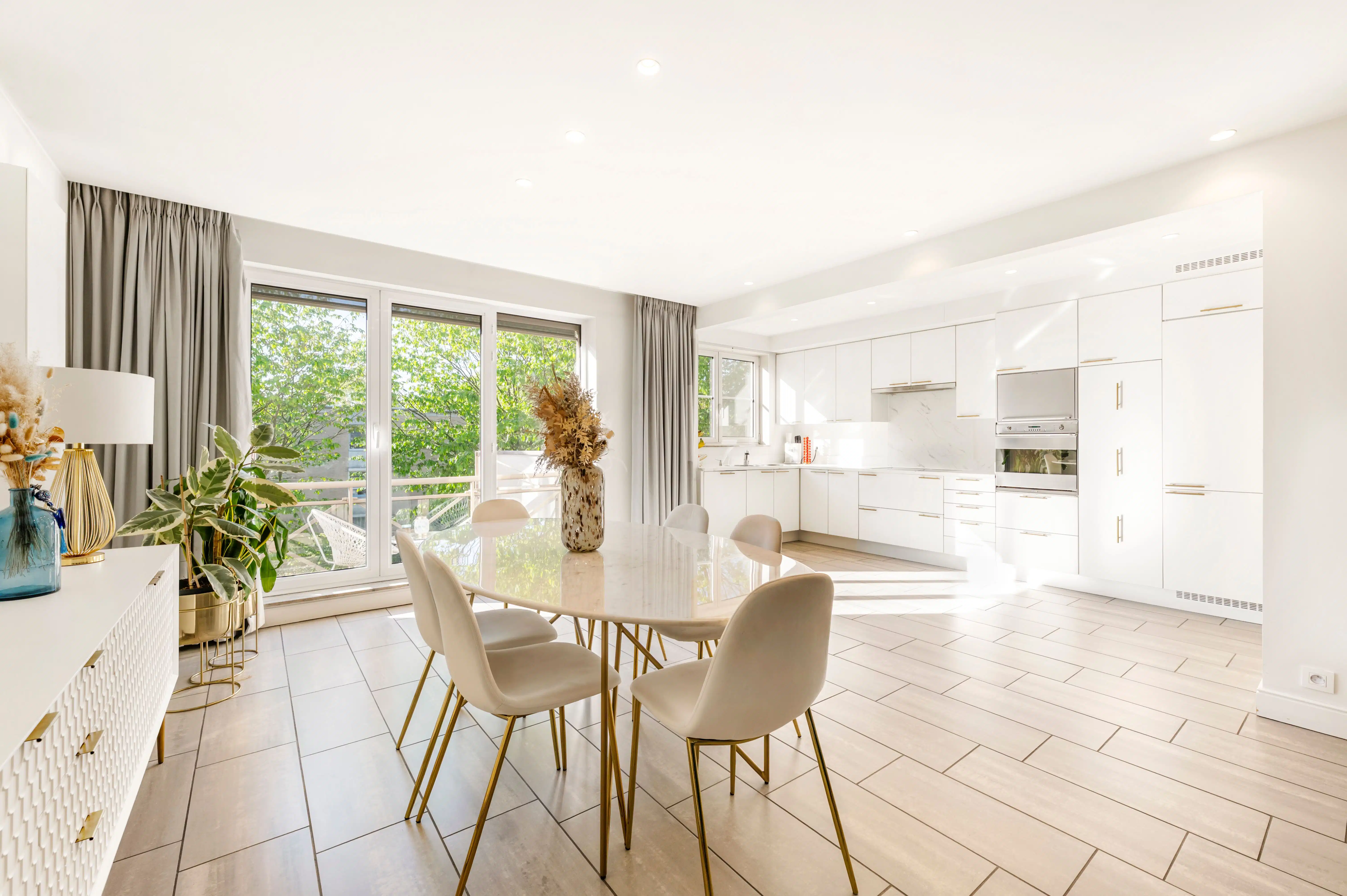 Instapklaar appartement met zonnig terras en garagebox in Brasschaat! foto 2