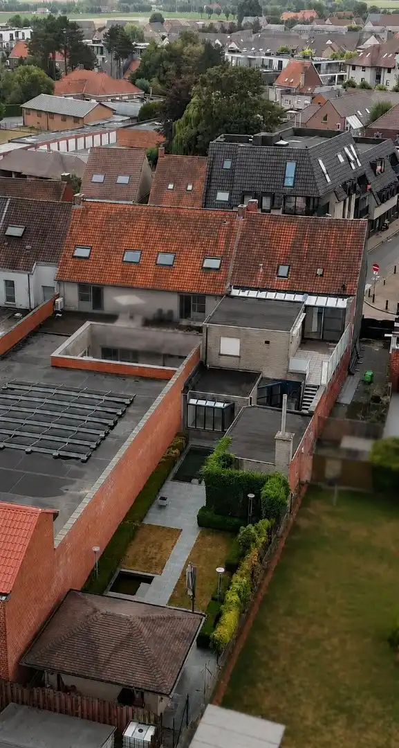 Grote eigendom op centrale ligging met 2 bijgebouwen, terrassen en veel binnenruimte foto 5