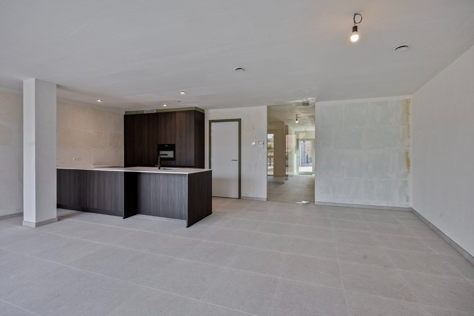 Luxueus gelijkvloers 3-slaapkamerappartement met tuin en terras! 6% BTW mogelijk  foto {{pictureIndex}}