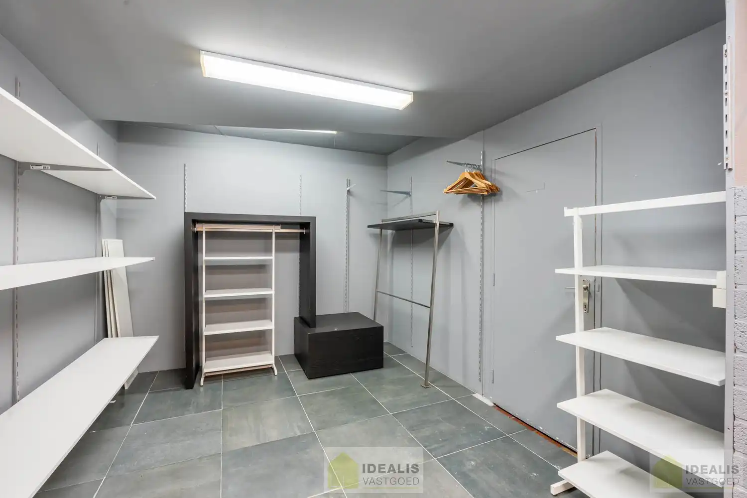 ZEER CENTRAAL GELEGEN HANDELSRUIMTE TE PELT (NEERPELT) MET PARKING VOOR DE DEUR! Deze handelsruimte met een oppervlakte van ca.90m² gelegen te Kempenplein in Pelt (Neerpelt) is uiterst geschikt als winkel of kantoorruimte en gelegen op een toplocatie. foto 8
