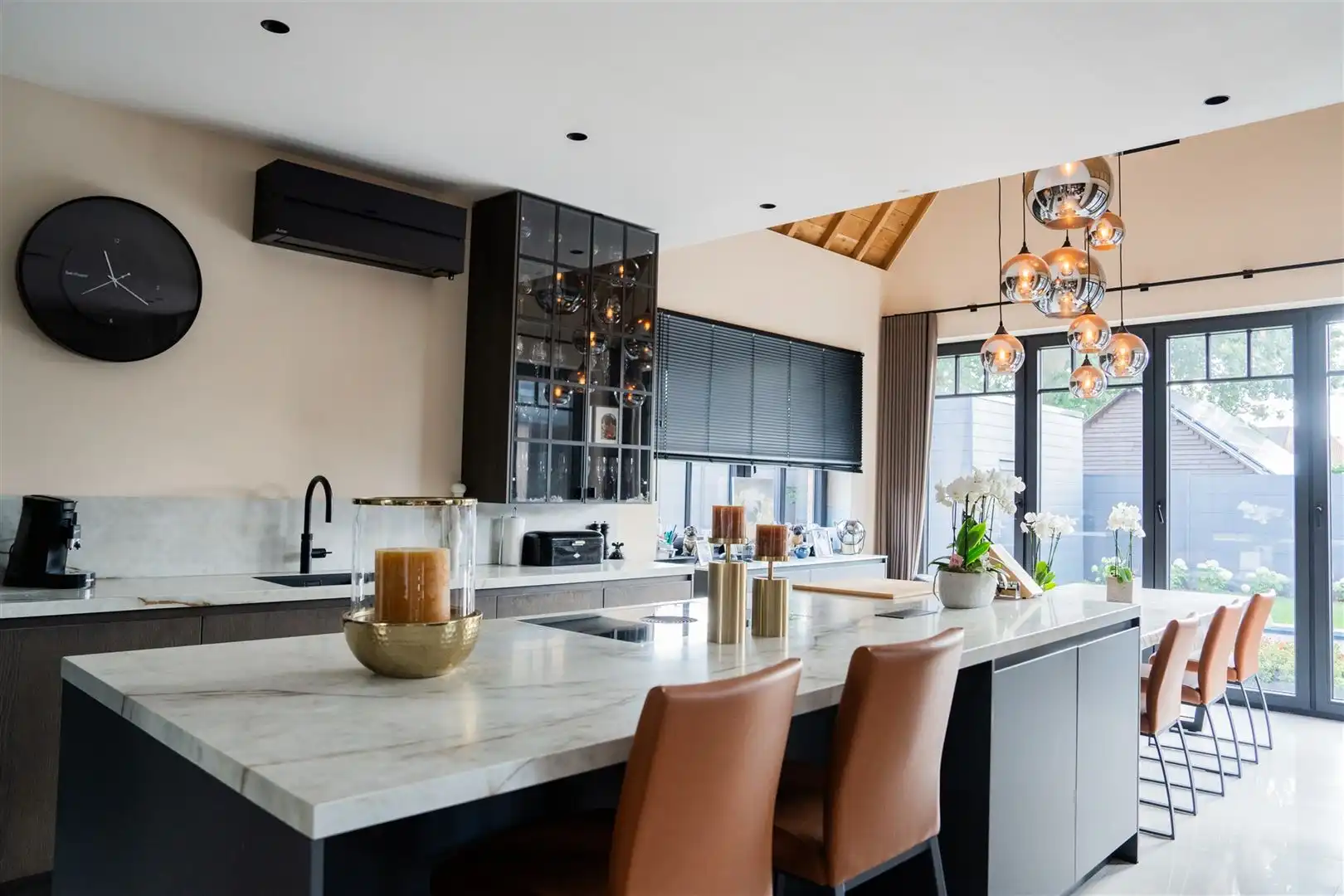 Prachtige woning met tuin en zwembad. foto 3