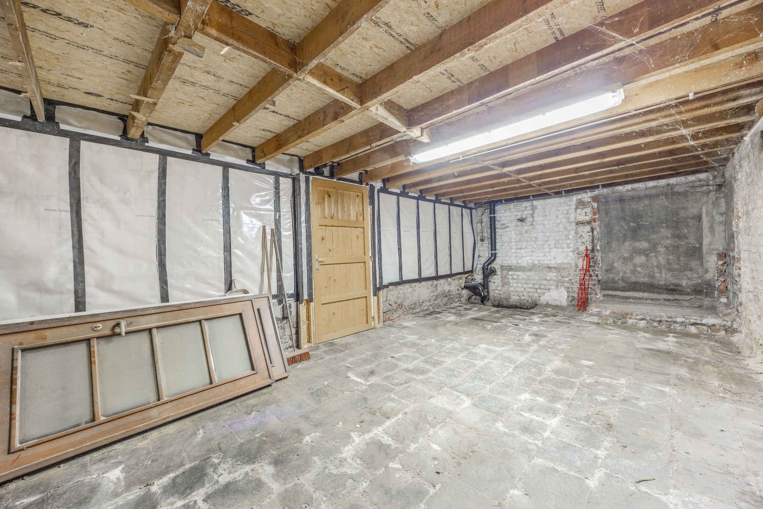 CENTRAAL GELEGEN HANDELSPAND MET TAL VAN MOGELIJKHEDEN IN ZWEVEGEM! foto 13