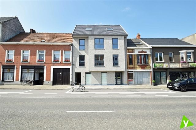 Zeer goed afgwerkte winkelruimte in het centrum van Eeklo foto {{pictureIndex}}