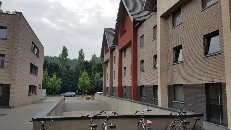 Ruim gelijkvloers 2-slaapkamerappartement met ruim TERRAS en AUTOSTANDPLAATS te huur in Brugge foto 15