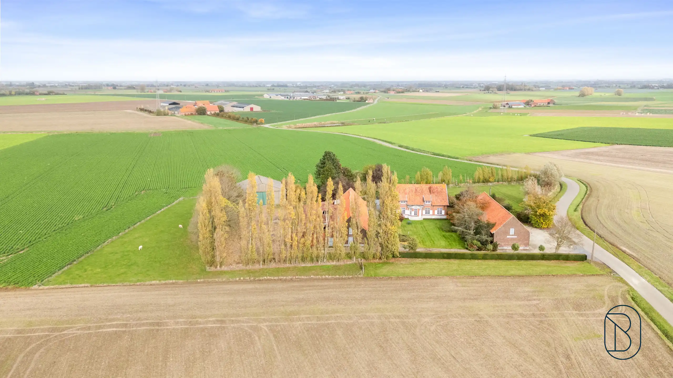 Unieke charmante vierkantshoeve op 1 hectare grond te Ieper foto {{pictureIndex}}