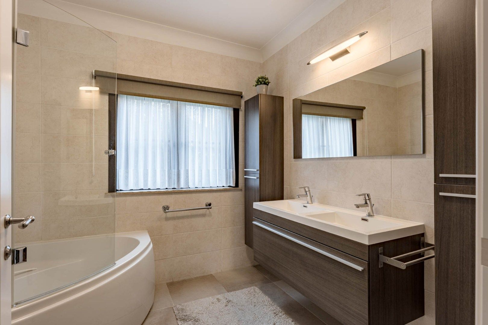 Ruim, goed afgewerkt gelijkvloers landhuis op een perceel van 13a20ca  nabij het centrum van Neeroeteren!  foto 20