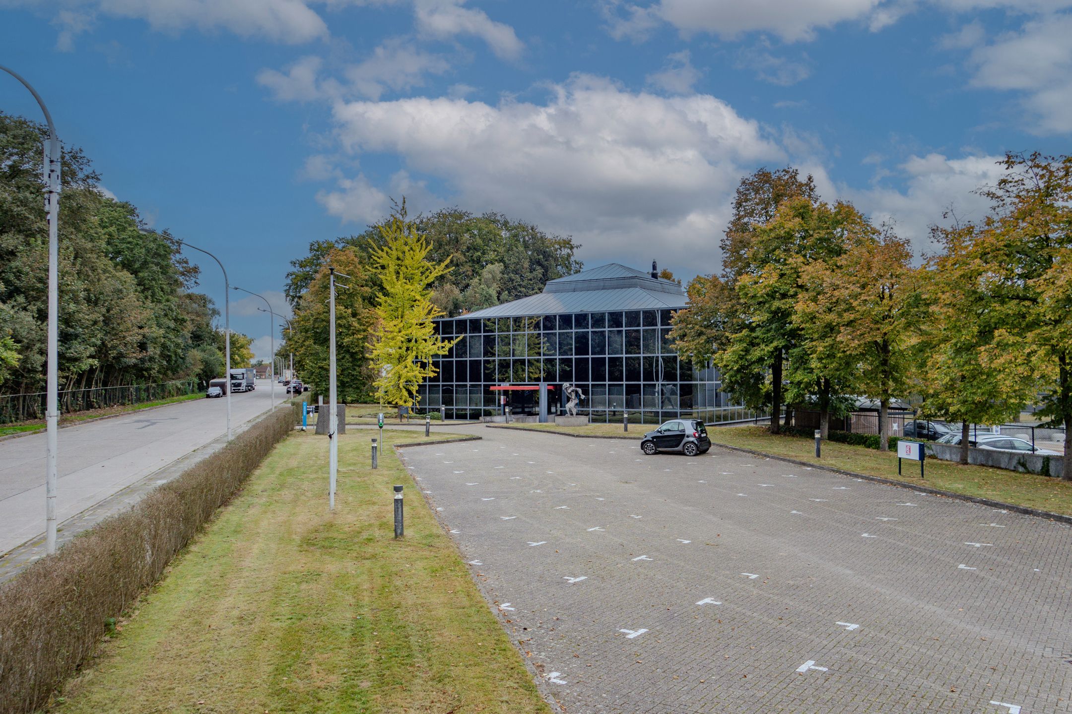 Te Koop Kantoorgebouw met Ruime Parking te Wilrijk. foto 2