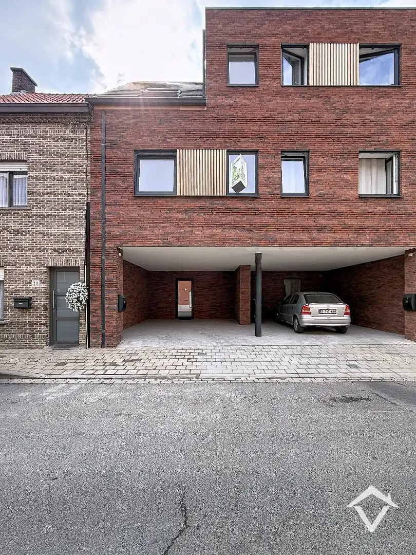 Centraal gelegen nieuwbouwwoning met 3 slaapkamers, tuin en overdekte autostaanplaats foto 2
