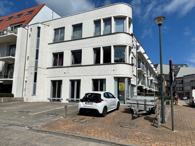Stijlvol gerenoveerd gelijkvloersappartement foto {{pictureIndex}}