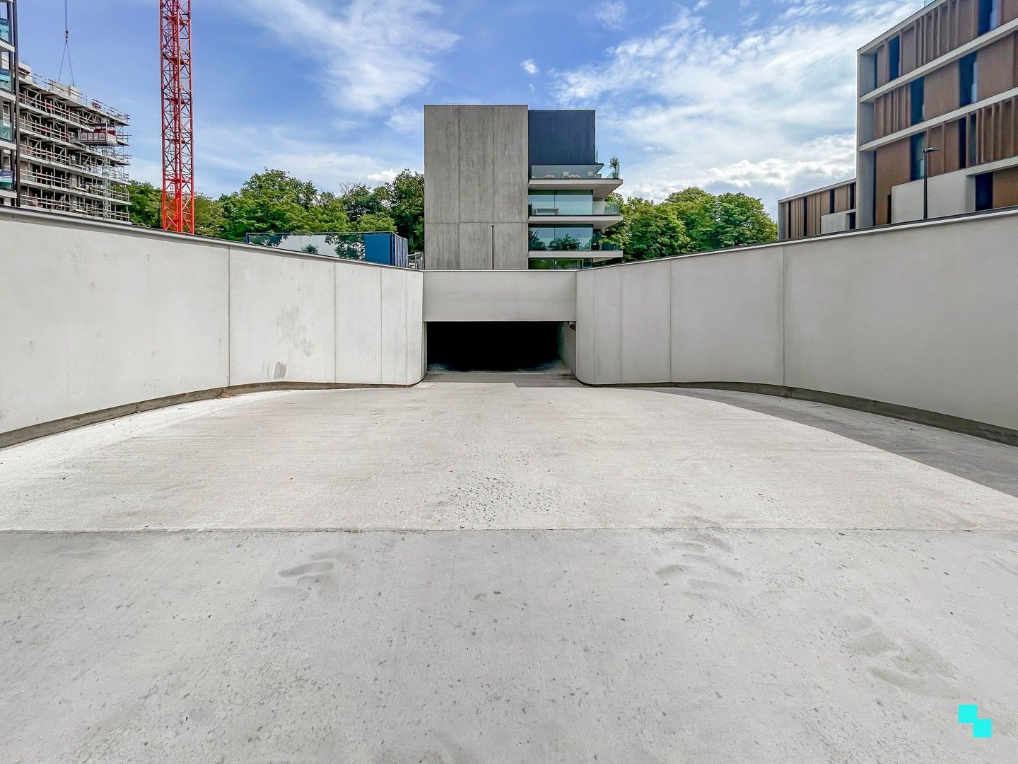 Garagebox met automatische poort gelegen in residentie Blauwpoorte foto {{pictureIndex}}