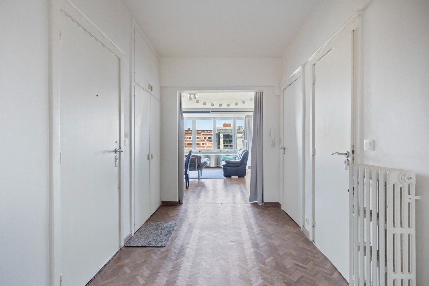 Goed onderhouden, ruim twee slaapkamer appartement met terras foto 3