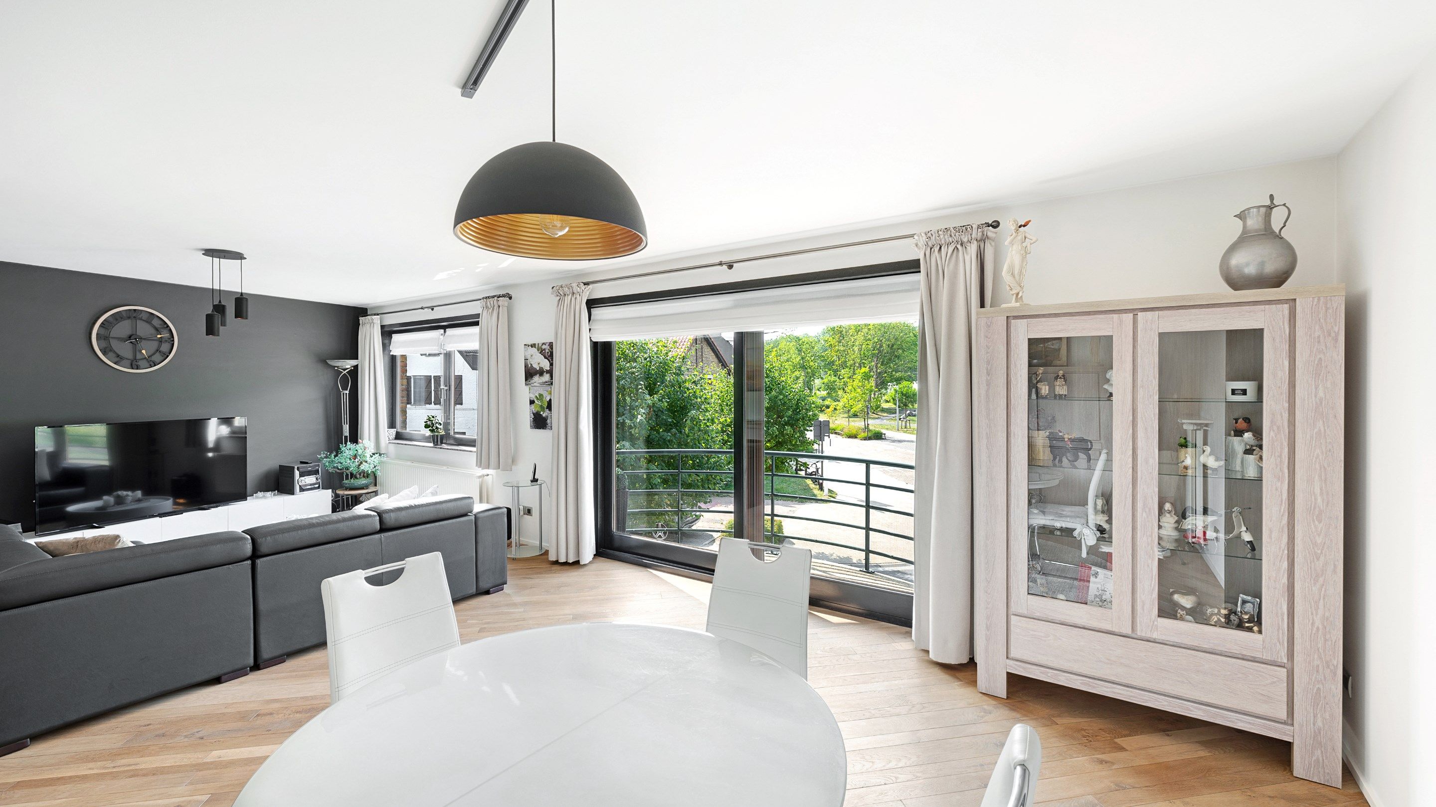 Vernieuwd appartement met parkeerplaats inbegrepen foto 3