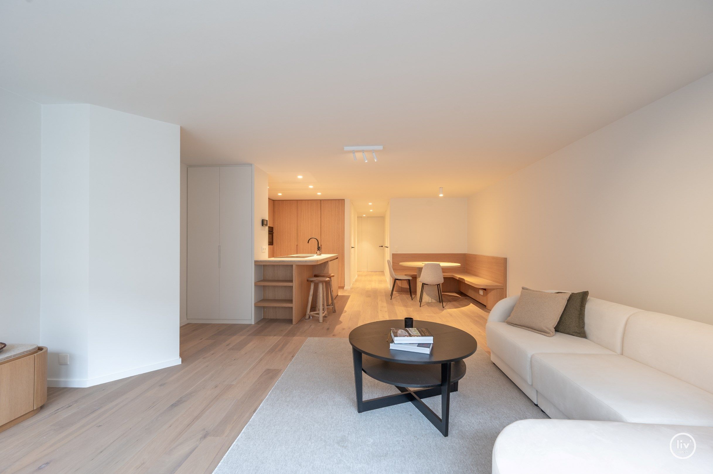 Prachtig en stijl gerenoveerd 3-slaapkamer appartement dat gelegen is naast de Lippenslaan, vlakbij de Zeedijk en alle commerciële voorzieningen in het centrum  foto 2