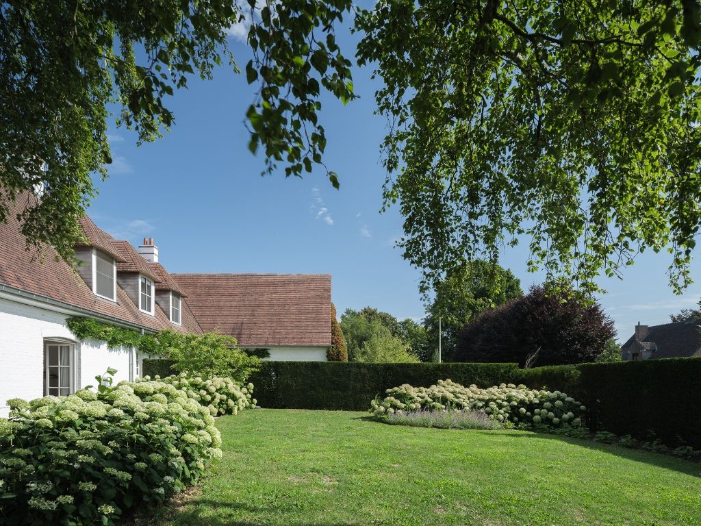 Bijzonder ruime en instapklare villa rustig gelegen in Astene foto {{pictureIndex}}
