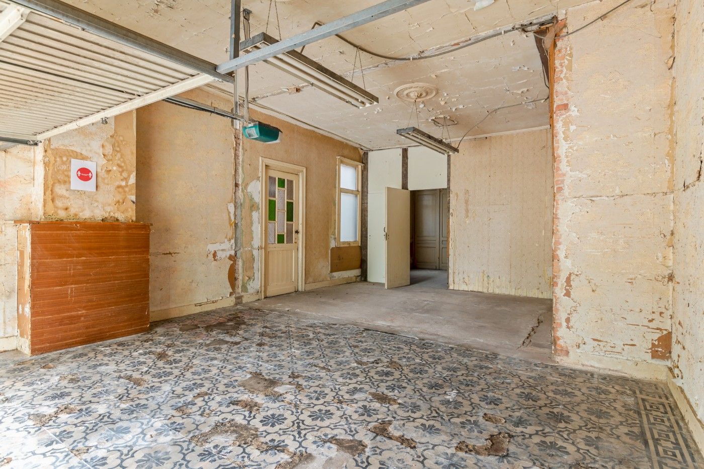 Karaktervolle, te renoveren woning met 4 slpk., garage en tuin foto 11