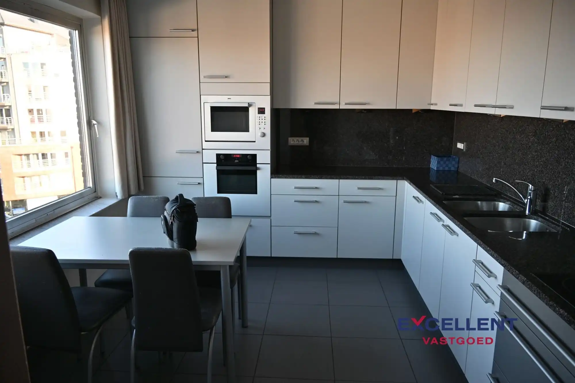 Centraal gelegen bemeubeld appartement te huur in Deinze foto 3