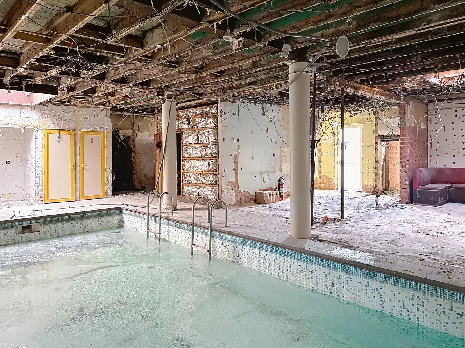 Commercieel pand in casco toestand met garage en parkings foto 14