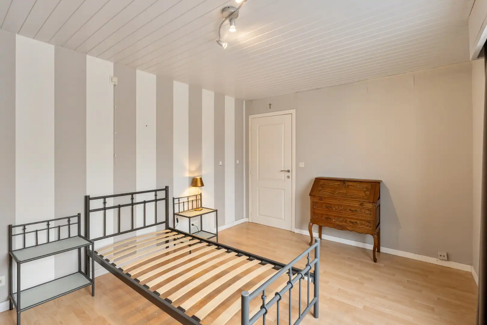Gelijkvloers, degelijk appartement met 2 slaapkamers, ruim terras, carport en garage. foto 27