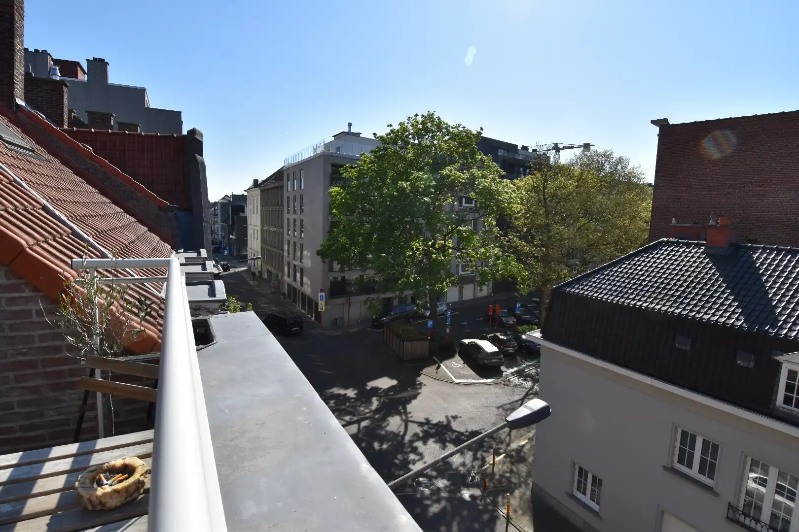 Lichtrijk duplex appartement met 2 slaapkamers en zonnig terras in hartje Kortrijk foto 16