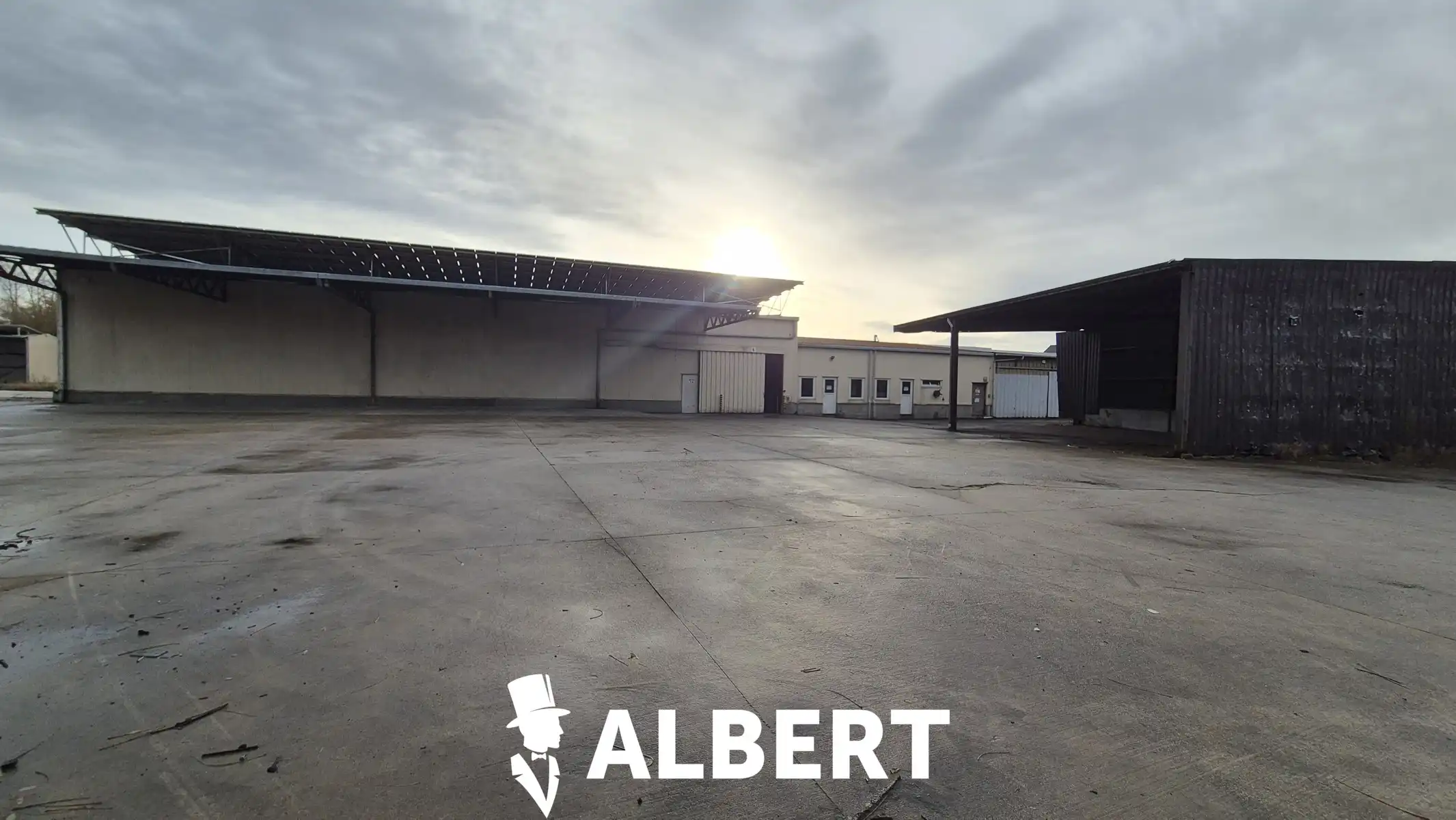 Unit 2 : gesloten loods met afdak foto 2