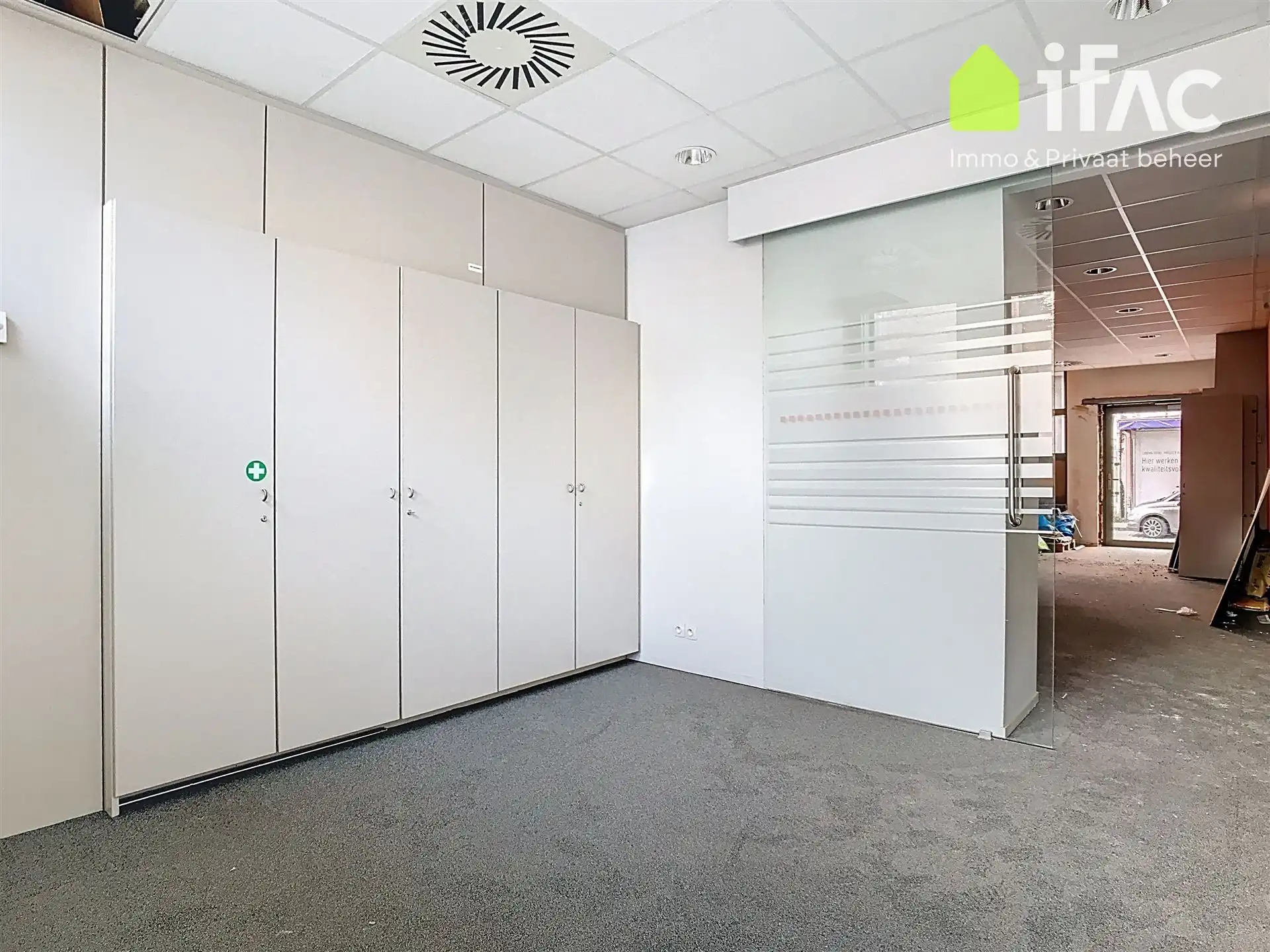 Commerciële ruimte en bureaus (270 m²) met parking foto 5