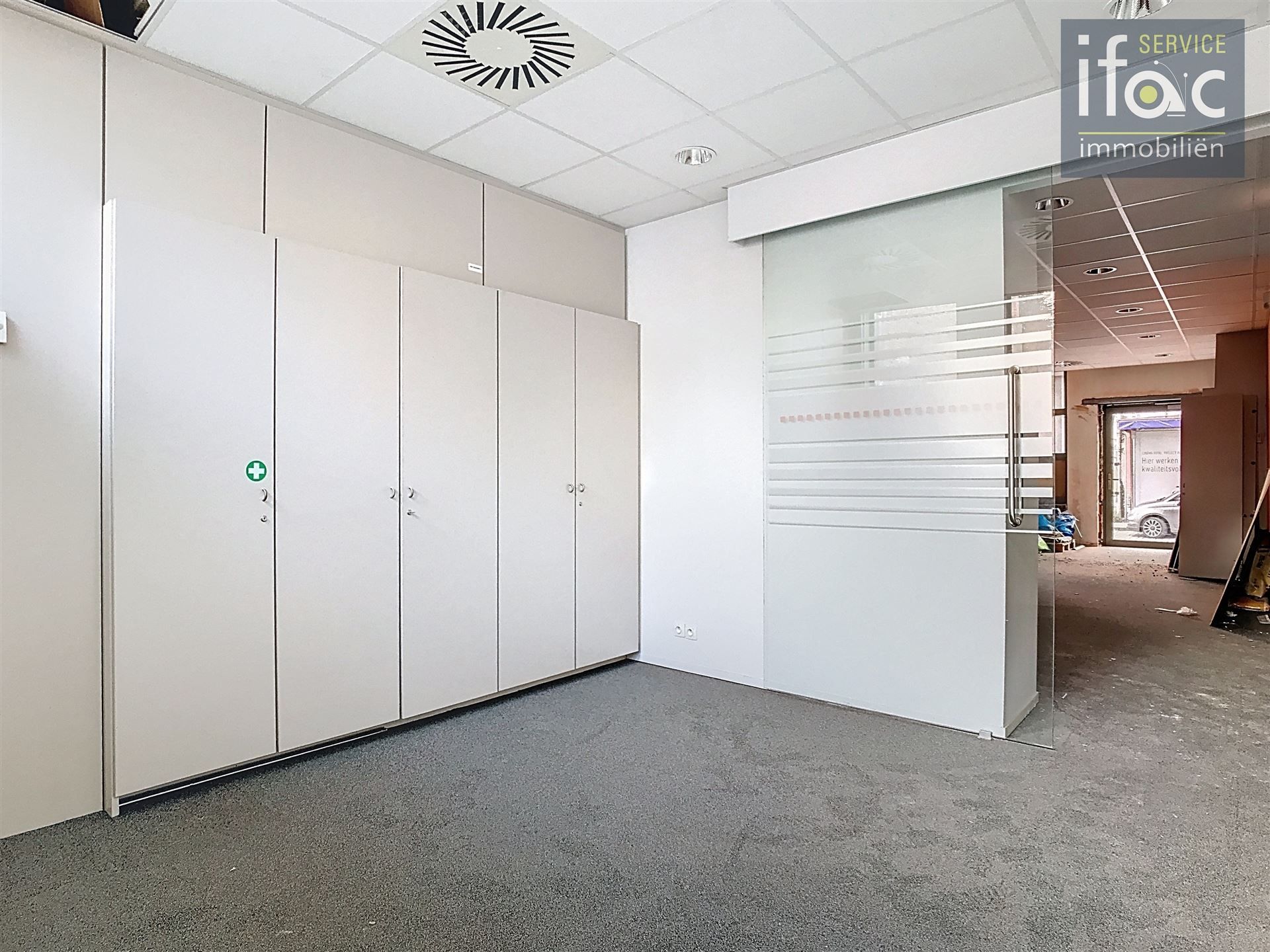 Commerciële ruimte en bureaus (270 m²) met parking. foto 5