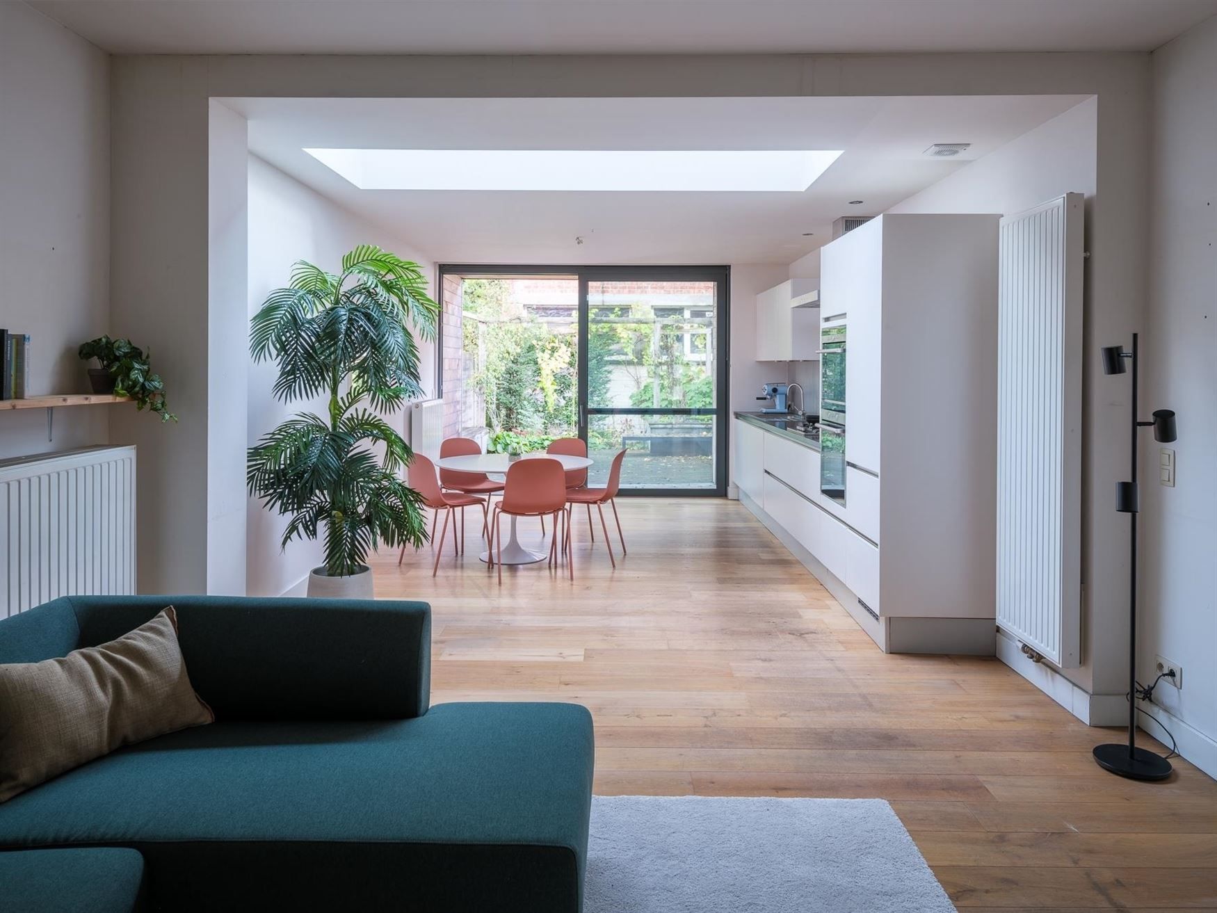 Instapklare, lichtrijke woning in gegeerde wijk te Gent foto 4