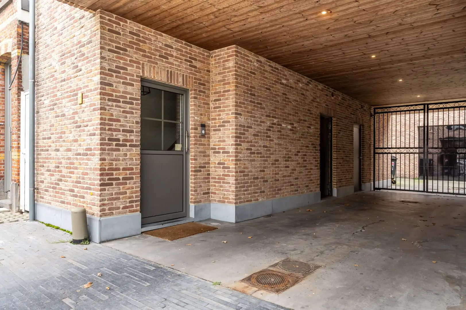 Ruim triplex appartement met berging foto 3