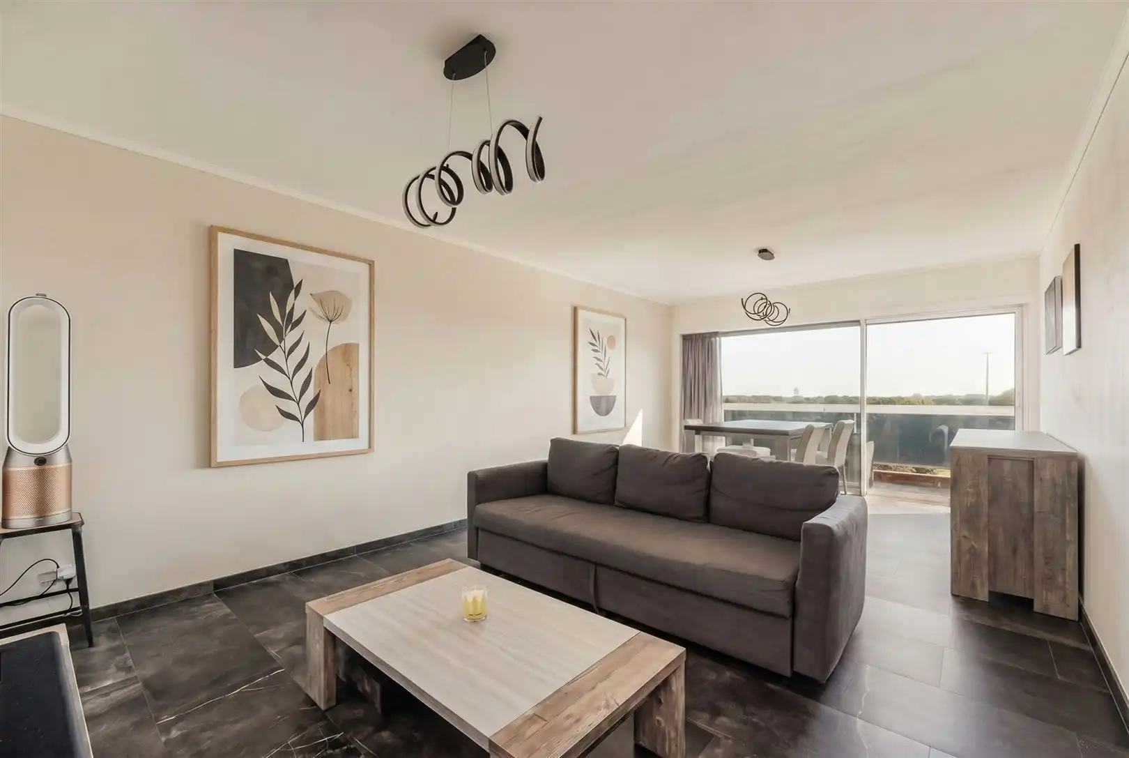 Lichtrijk appartement met panoramisch uitzicht en autostaanplaats foto 3