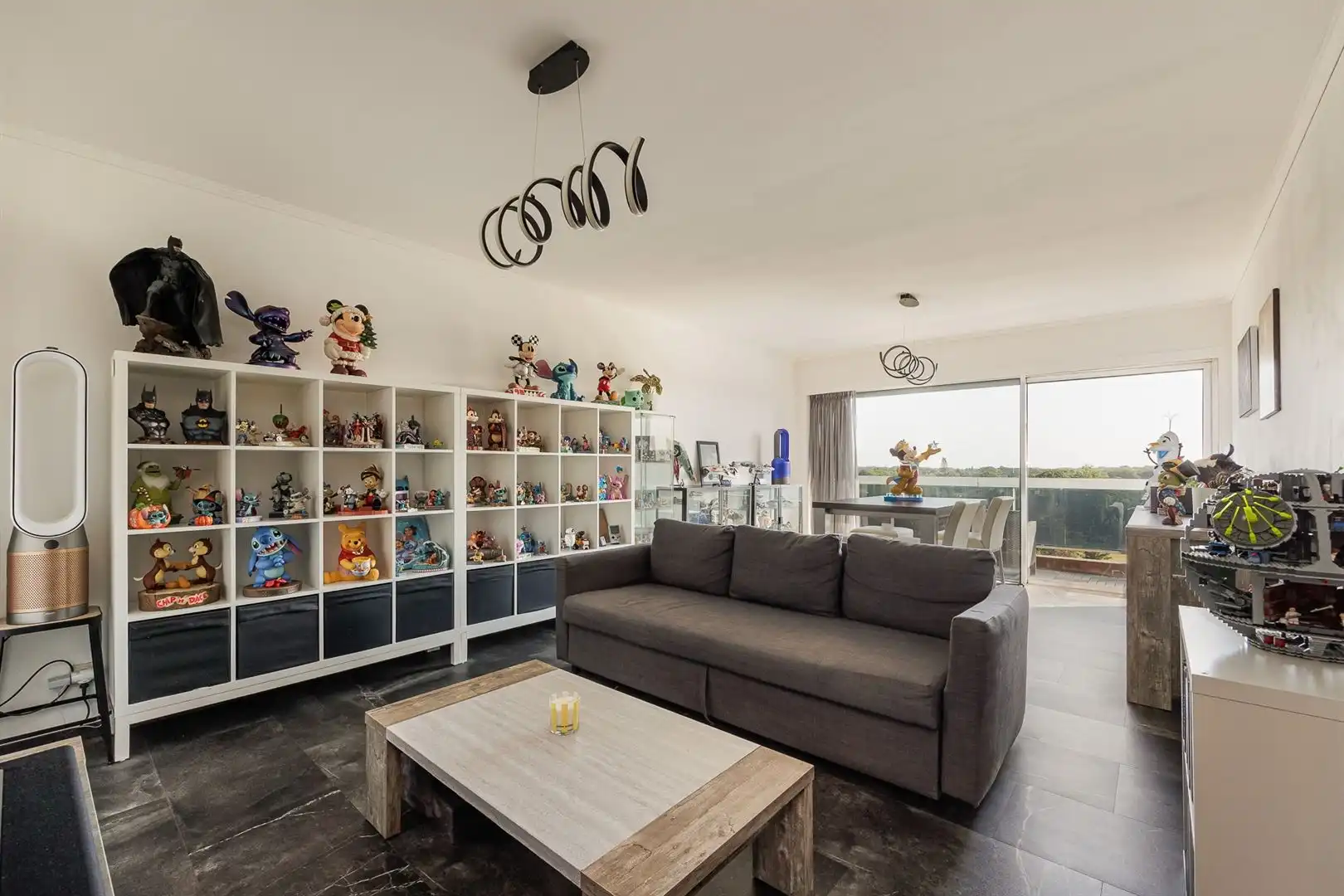 Lichtrijk appartement met panoramisch uitzicht en autostaanplaats foto 3