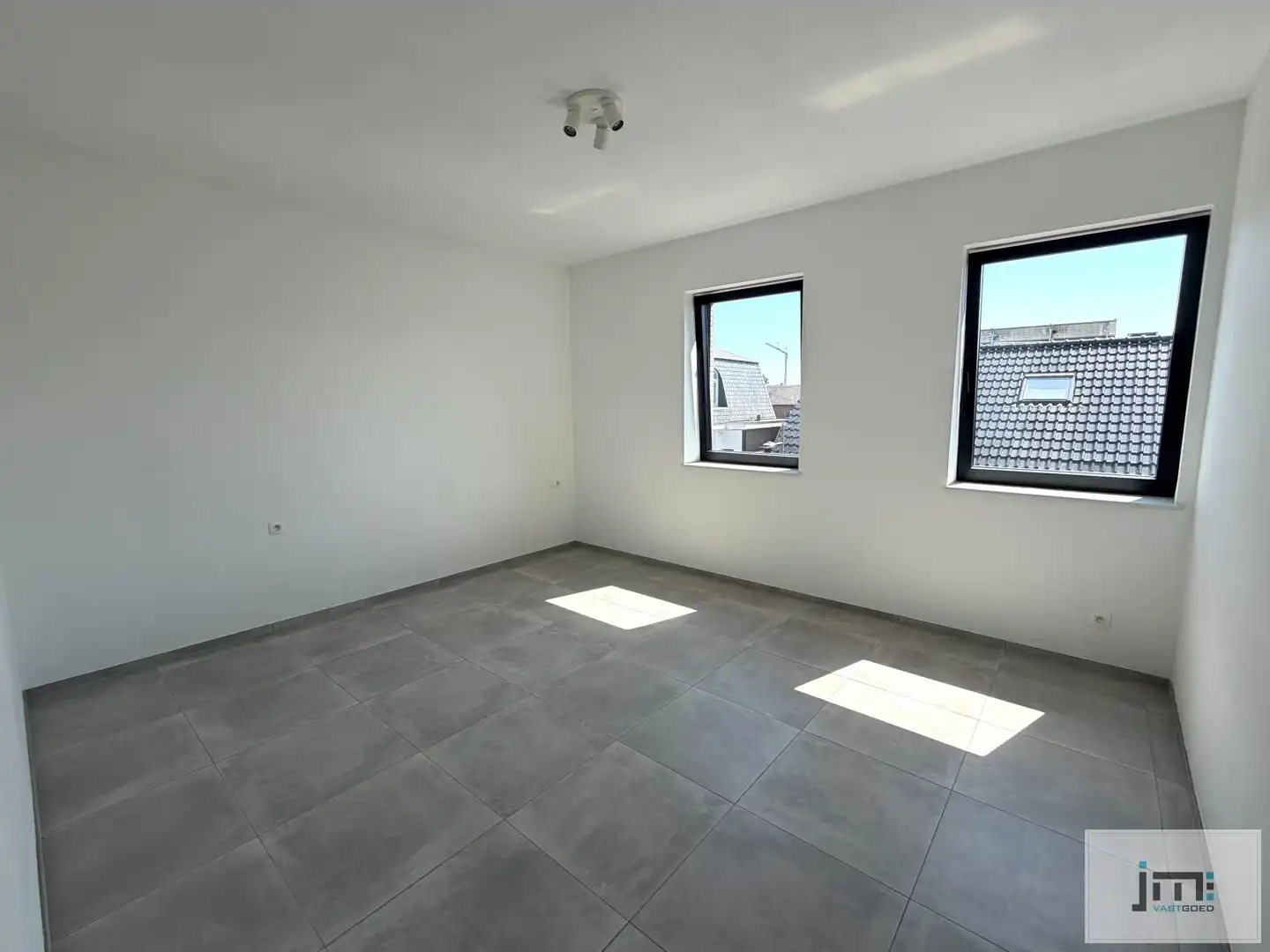 Recent appartement met 2 slaapkamers, carport en buitenberging foto 5