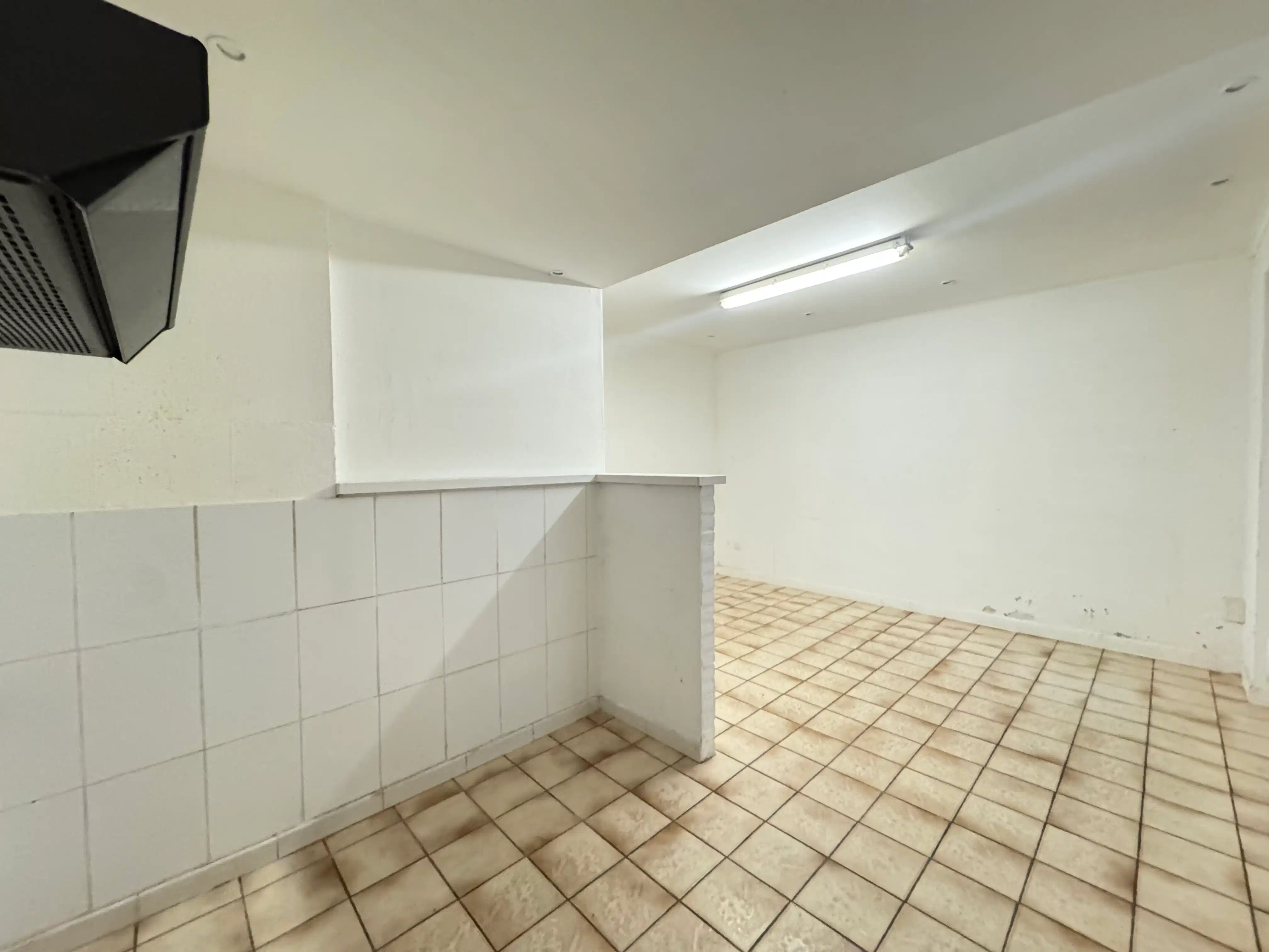 Handelsgelijkvloers 60m² aan drukke invalsweg Oostende foto 6