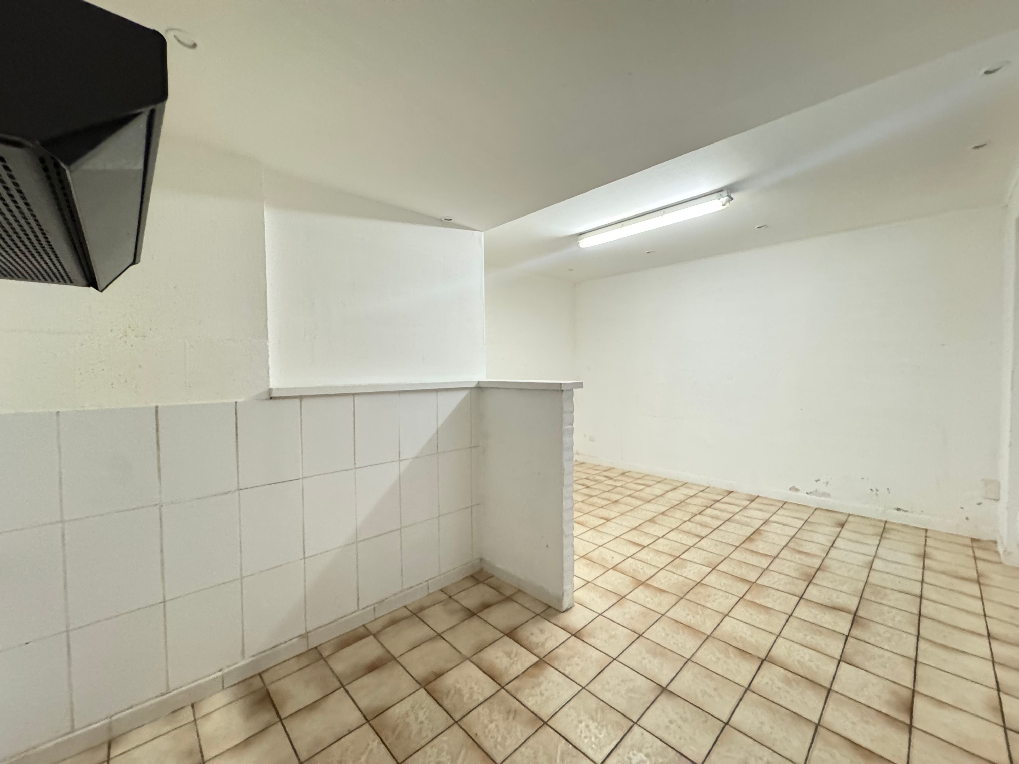 Handelsgelijkvloers 60m² aan drukke invalsweg Oostende foto 6