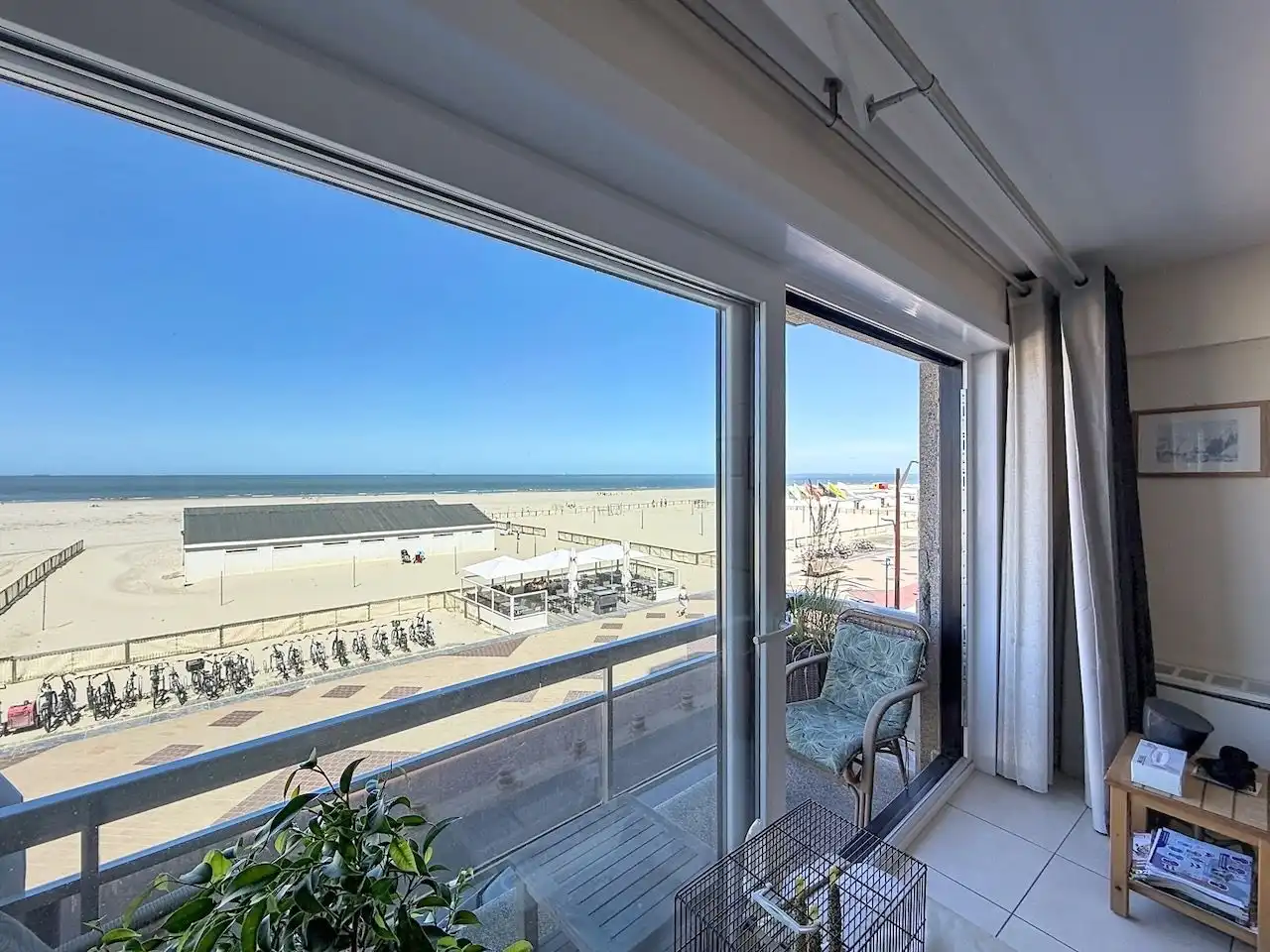 Praktisch ingedeeld appartement met frontaal zeezicht foto 2