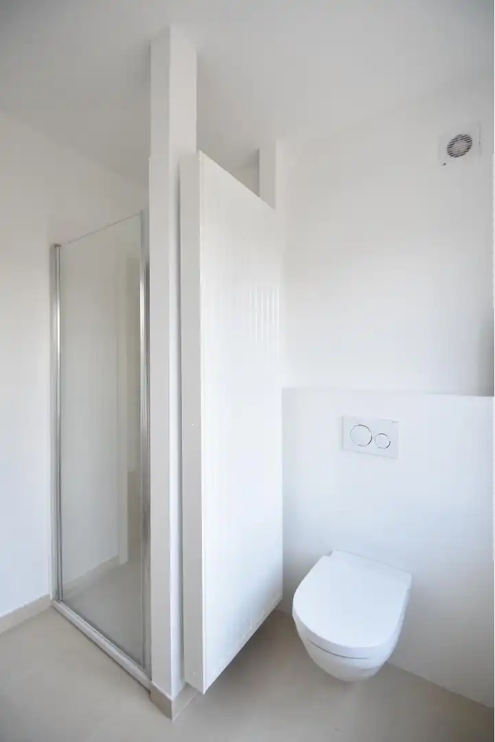 Fris en luchtig gerenoveerde woning met drie slaapkamers, terras, en garage, inbegrepen de stroom via zonnepalen.  foto 24