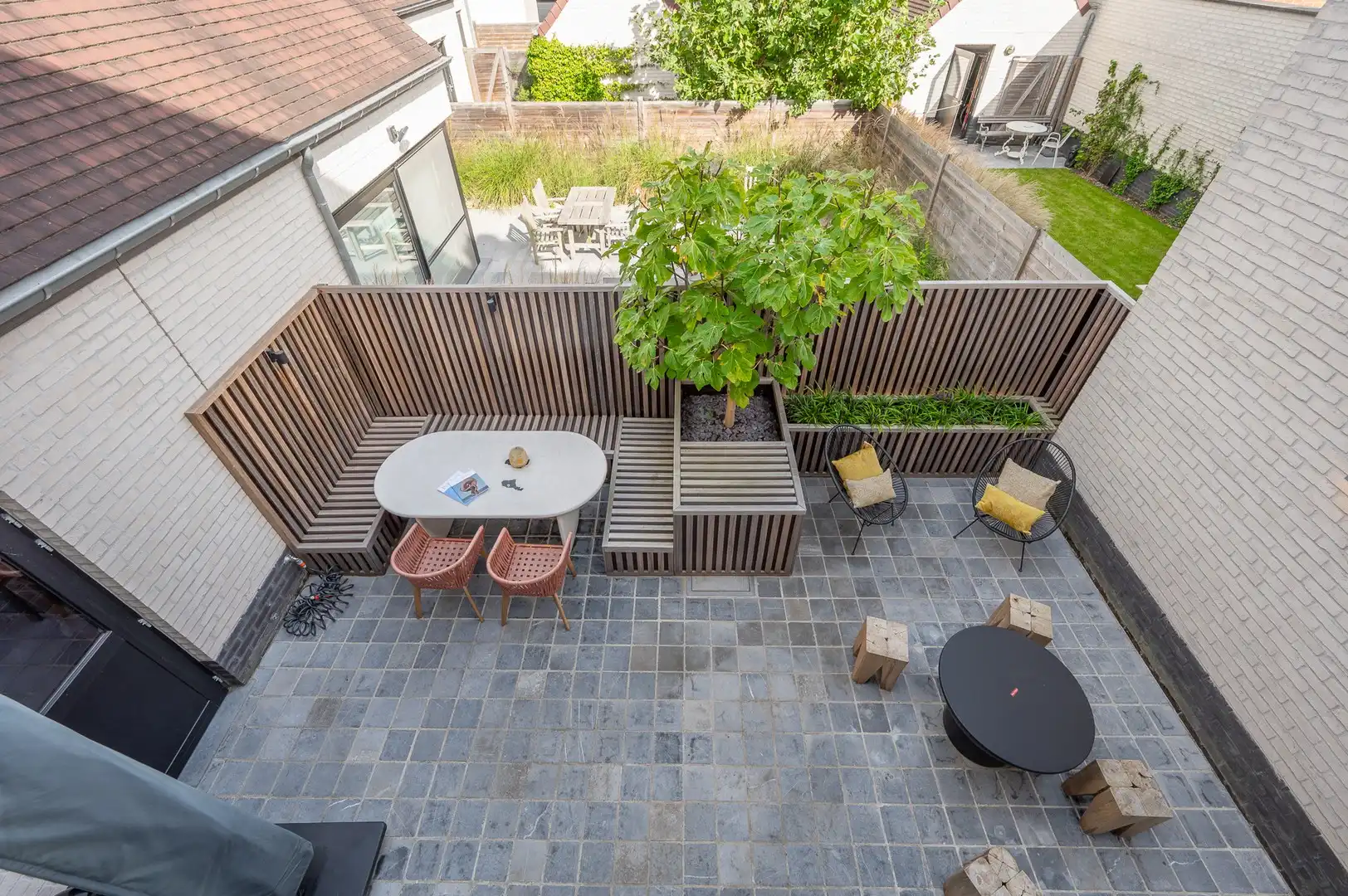 Ruime, recente hoekwoning gelegen vlakbij de groentenmarkt en het Keuvelhoekplein. foto 8