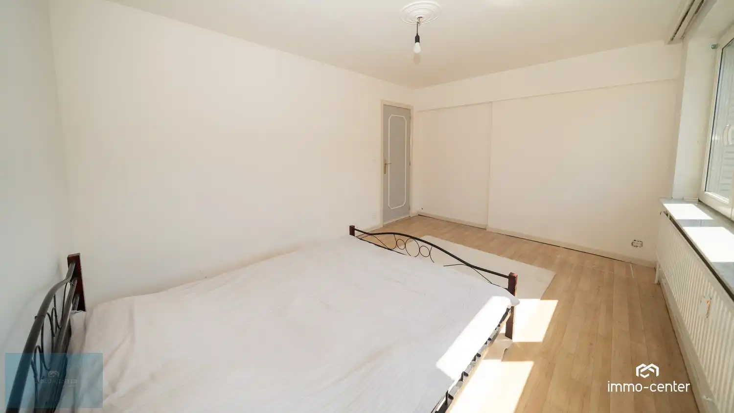 Te huur – Ruim 2-slaapkamerappartement met autostaanplaats in het centrum van Genk foto 11