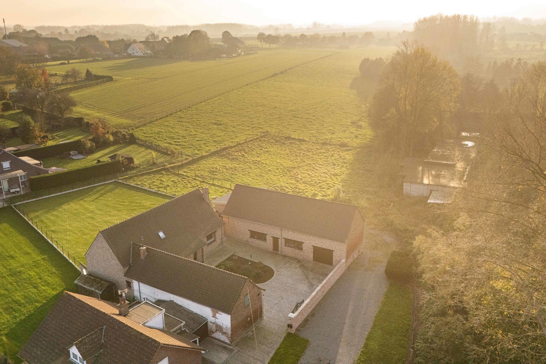 Hoofdfoto van de publicatie: Vierkantshoeve met loods/stalling + weide op 0,5ha