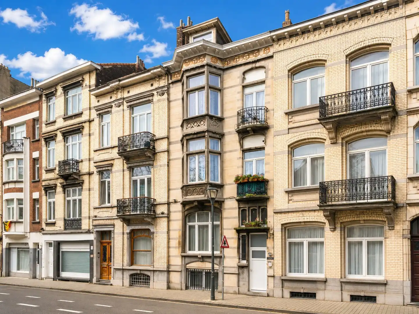 UITSTEKEND GELEGEN WONING (375M²)! foto 3