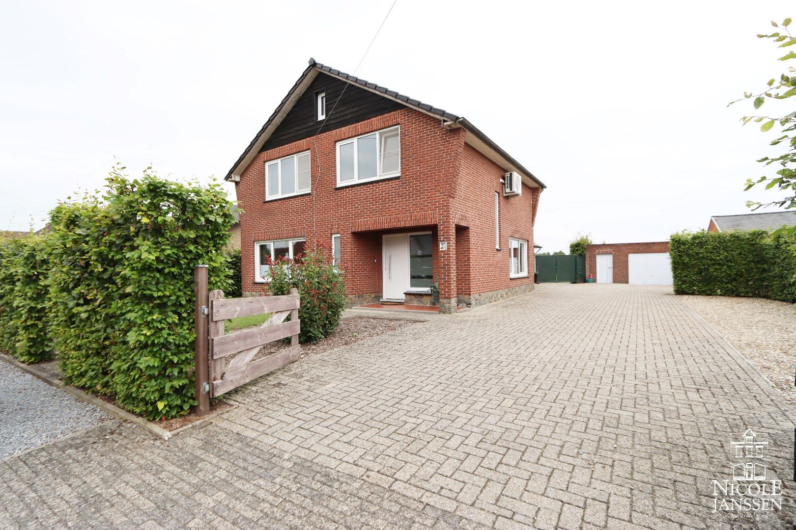 Instapklare gezinswoning met 3 slaapkamers en grote tuin met paardenstallen foto 1