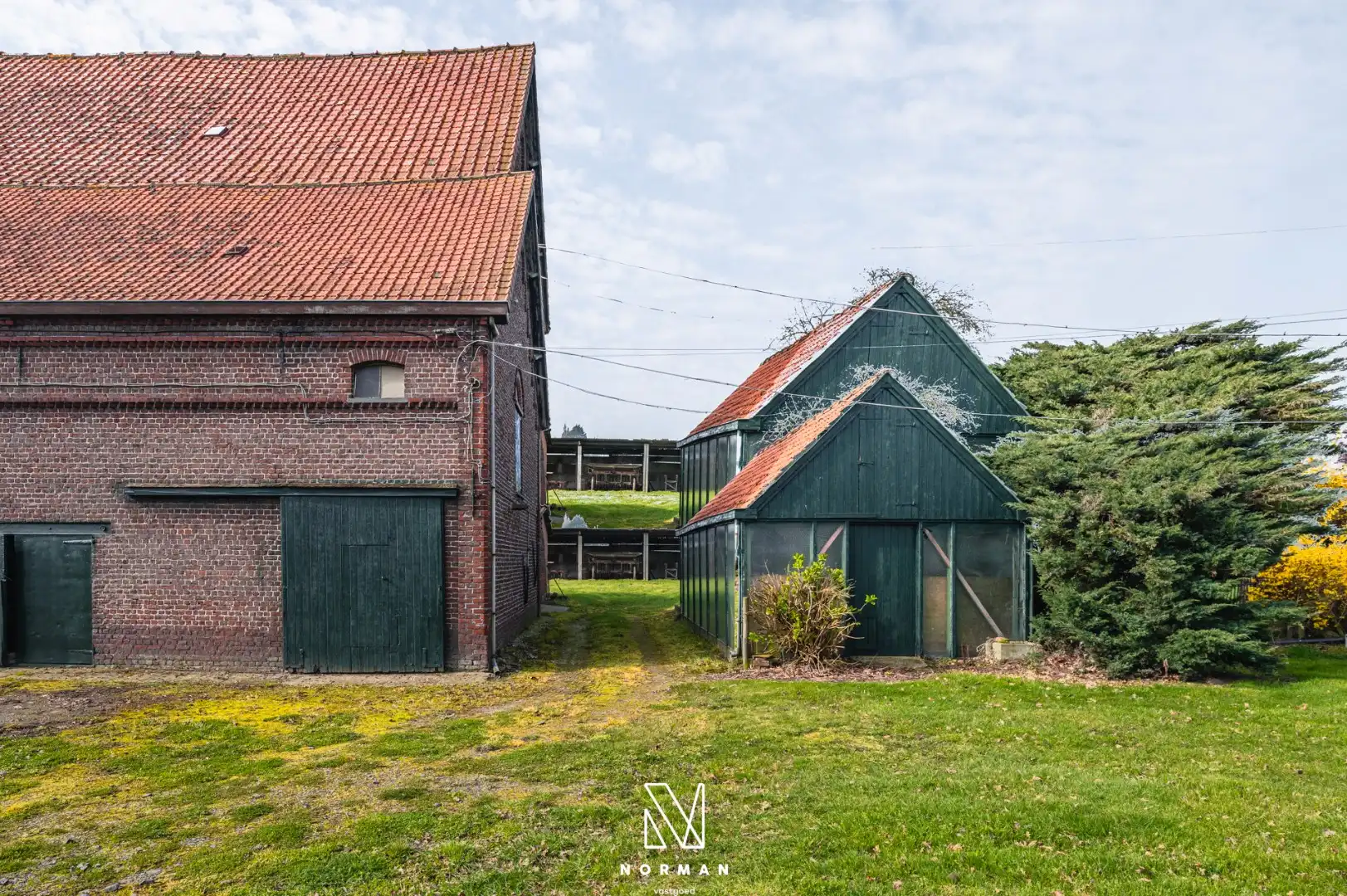 Unieke erfgoedhoeve op 33400 m² met dreef, bijgebouwen en landelijke vergezichten foto 7