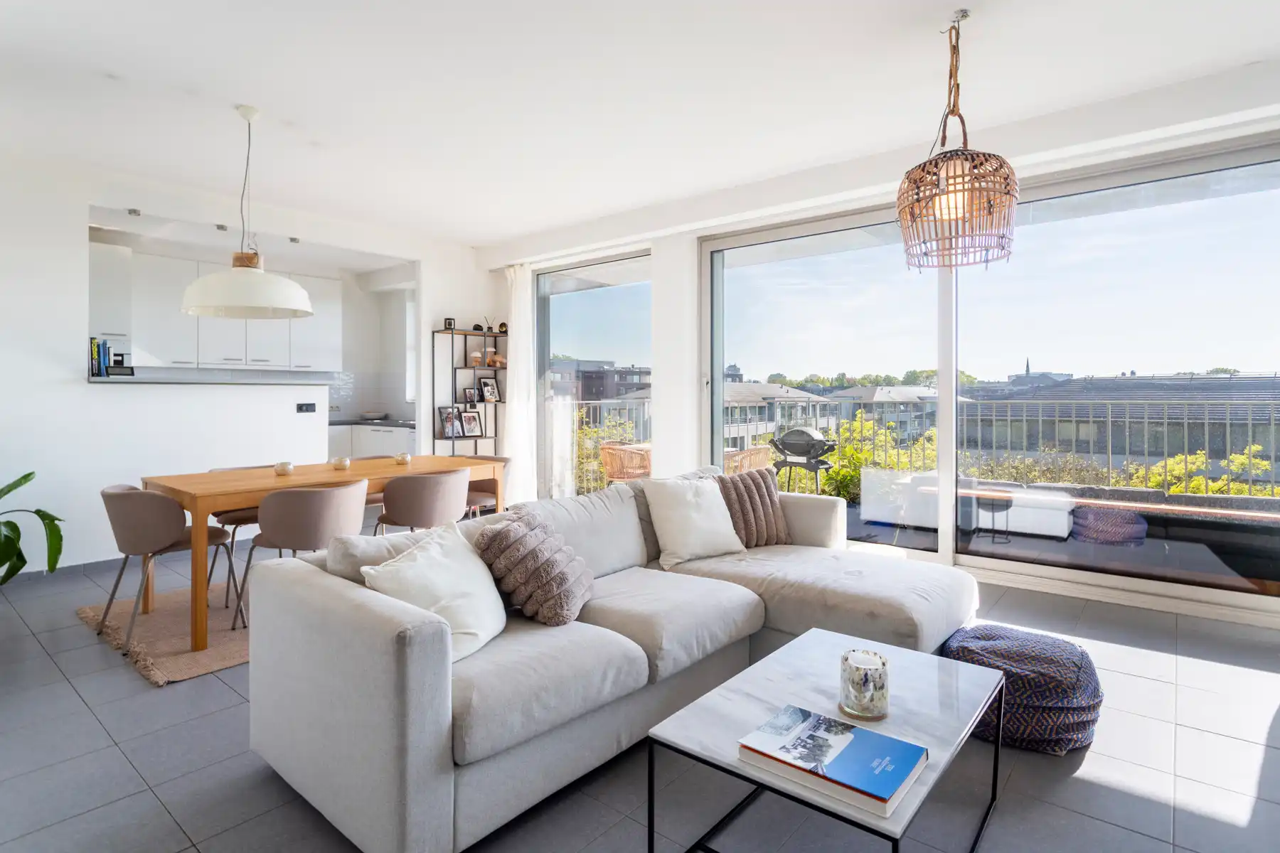 Instapklaar 2-slaapkamerappartement met terras te Berchem foto 13