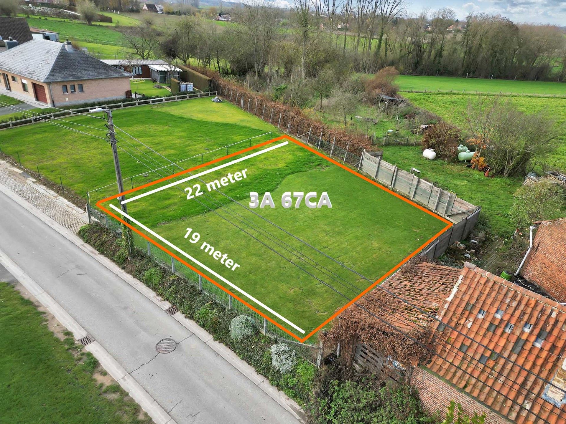 Perceel grond voor open bebouwing op 3a 67ca foto {{pictureIndex}}