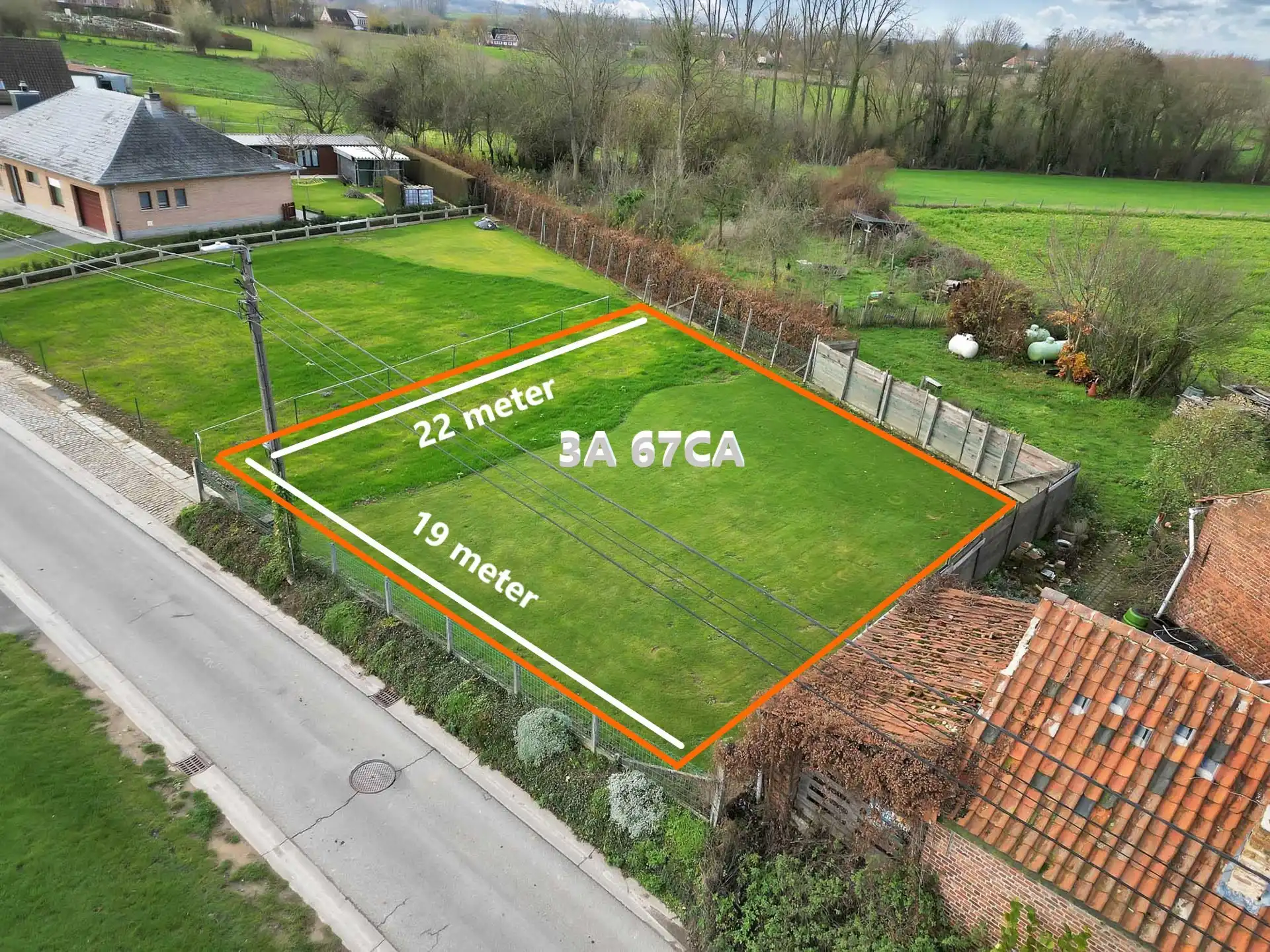 Perceel grond voor open bebouwing op 3a 67ca foto {{pictureIndex}}